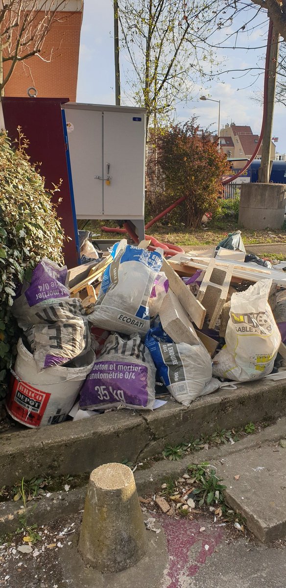 CAbandonnee's tweet photo. Aujourd'hui 02/04/22 journée mondiale des batailles d'oreillers : à #Colombes, la mairie #eelvcolombes et apparentés vous fournit des oreillers en béton...
#shamovitcherie #escrolo
#saccageColombes #Colombescrade #Colombescrasse https://t.co/HrpMUeRkUo