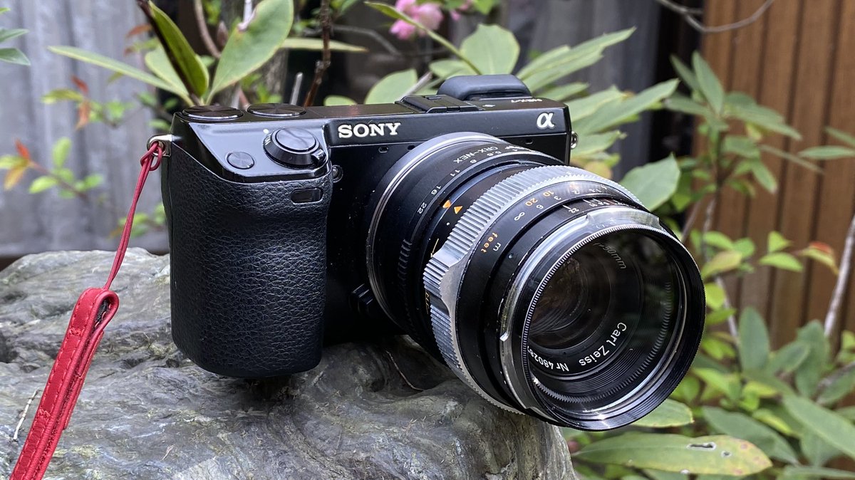 junk_came's tweet photo. My best old lens.
1965 CarlZeiss Planar 50mm F2.0
想像以上の感動を与えてくれるオールドレンズです。
Contarex用なので絞りリングがないなどクセの強いレンズですが、描写は秀逸です。
フィルムもASA100以下で行きたいですね。
SONY NEX7 / Contarex mt
#Carlzeiss #planar #contarex https://t.co/SWnzsM3gs5