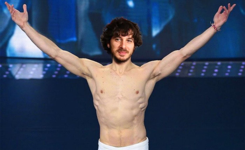 BiaginiJessica's tweet photo. @pierspollon @RaiUno @LEredita @insinnaflavio Che ballerino. Ma cosa volete di più ? 😂😂 #spolle #spollondi https://t.co/B1dPWdzN0H