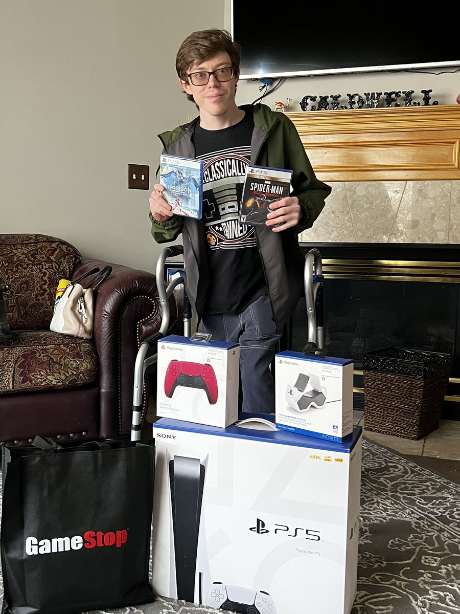 GregCaldwell18's tweet photo. Thanks @GameStop; first PlayStation system since PlayStation 2 https://t.co/bkfK8t8oEk
