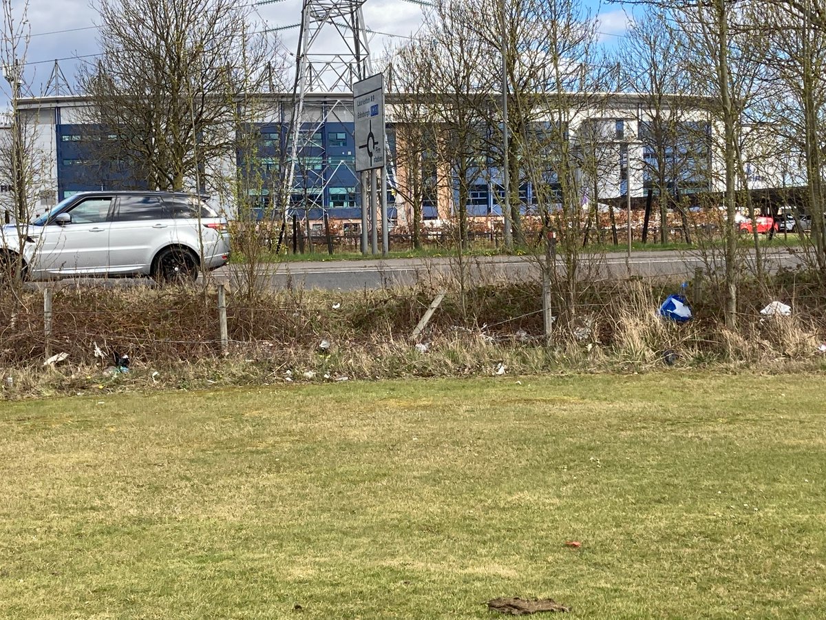 FalkirkFilthy's tweet image. More @HelixFalkirk @falkirkcouncil litter on the main thoroughfare from Falkirk.  Absolute disgrace - please fix.