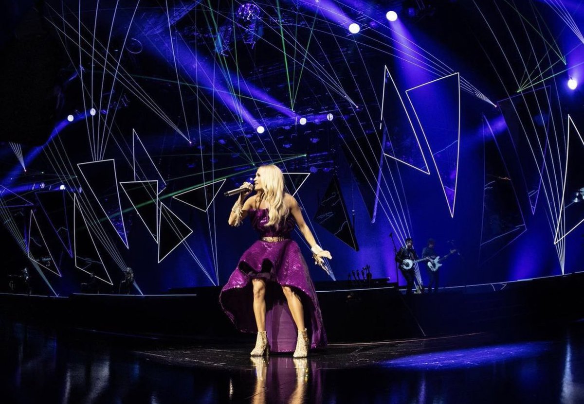 carrieunderwood's tweet photo. I’m sad I only have one more show until I head home. 😩 I cannot explain how much I love #REFLECTION ! Let’s do it again tonight! 😜 📸: @JeffJohnsonFilm https://t.co/KVKdTXrOfg https://t.co/IZMT4Kjwvp