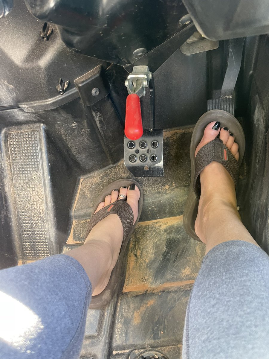 tangytoes22's tweet photo. Ridin dirty! #lickemclean #sucktoes #ridindirty #dessertride #dustyfeet #dirtysole #dirtytoes #rzr #sandles #brownflipflops #blacktoenails #toering #feetgodess #hotfeet #dirtyfeet #saturdayvibes #tomuchfun https://t.co/oG8WB9Ep5D