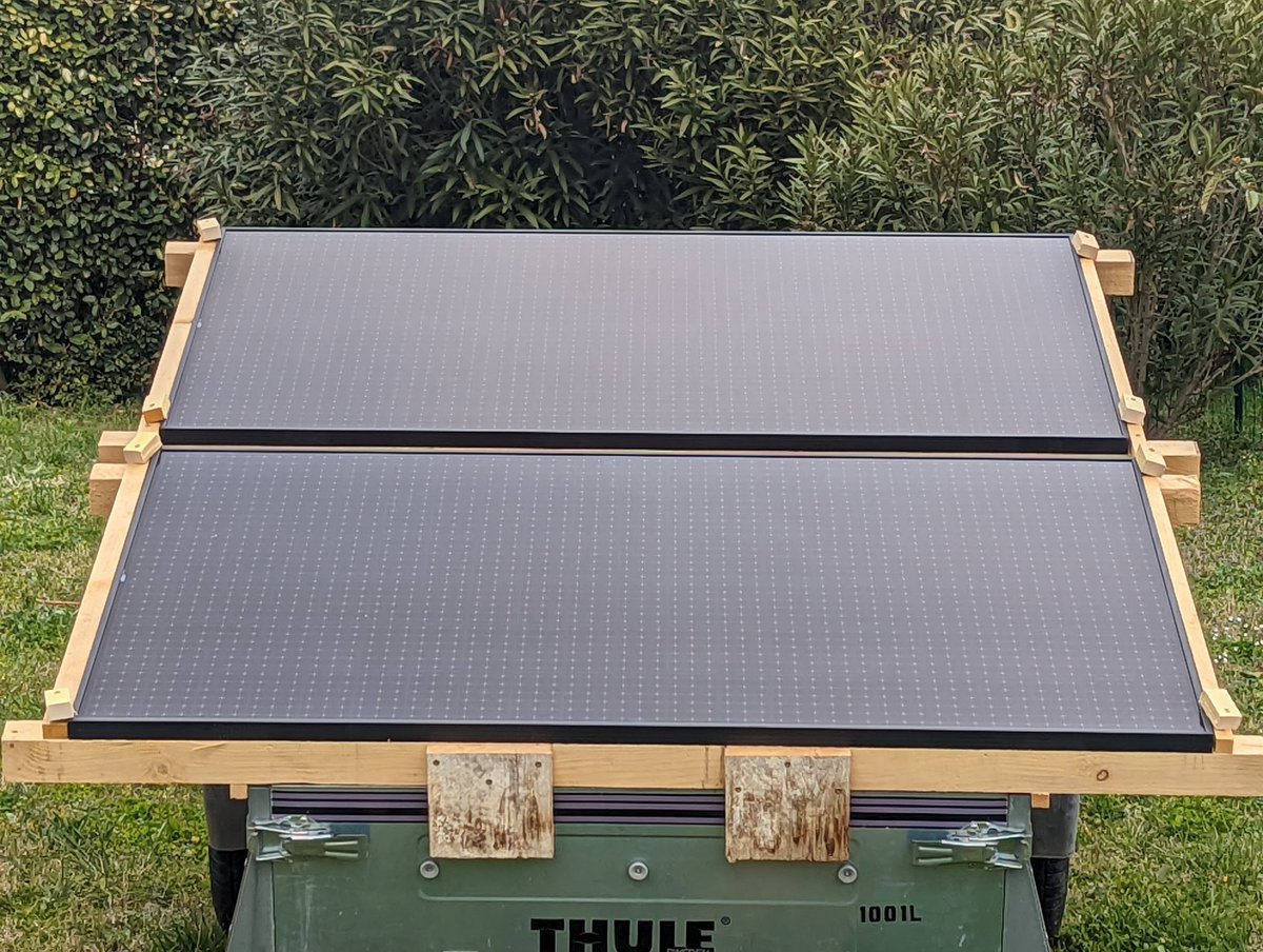 NeoBuilder's tweet photo. La remorque est convertie temporairement en support de panneaux solaires. Premiers essais : 200w de production par un ciel très nuageux. Mon objectif est de produire mon courant de fond (200-300w) pendant la journée. Prochaine étape, instrumentation Esp32 pour télémétrie. https://t.co/xTqvsT0YuP