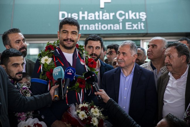 Macaristan’da düzenlenen Avrupa Güreş Şampiyonası'nda 9. altın madalyasını kazanan Taha Akgül, Ankara Esenboğa Havalimanı'nda törenle karşılandı.

trthaber.com/haber/spor/sam…