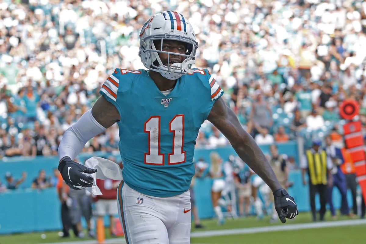 🚨 Trade Alert 

Patriots acquire WR DeVante Parker and a 2022 5th-round pick.

Dolphins get a 2023 third-round pick.