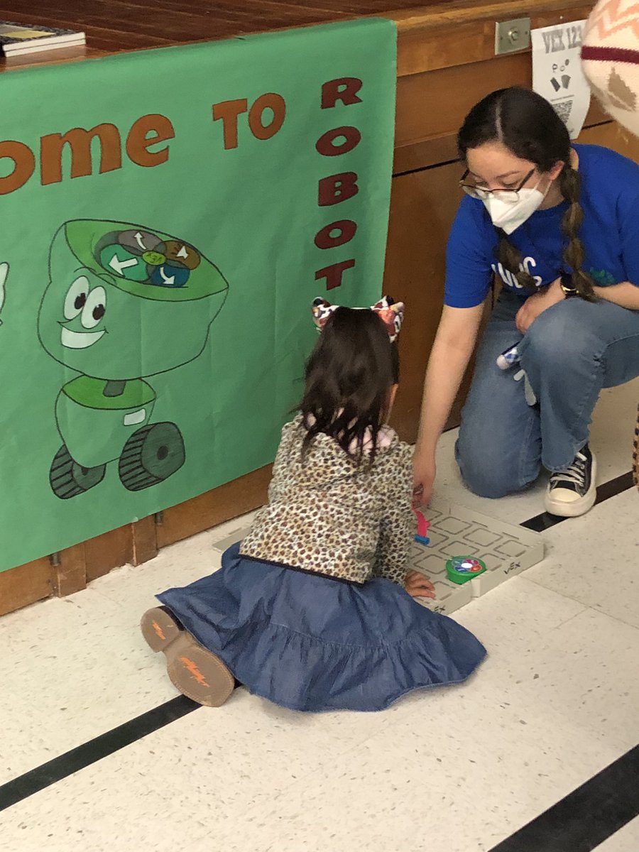 Laura_TMedina's tweet photo. @MAlvarado_WDS @GPalo_WDS @Kim_WDS @Fatima_A_WDS thank you for sharing your Makerspace and Robotics programs with our parents. Endless opportunities @SurrattCubs 💙🦁 Pre-k registration happening now! https://t.co/khh1ta7VCx