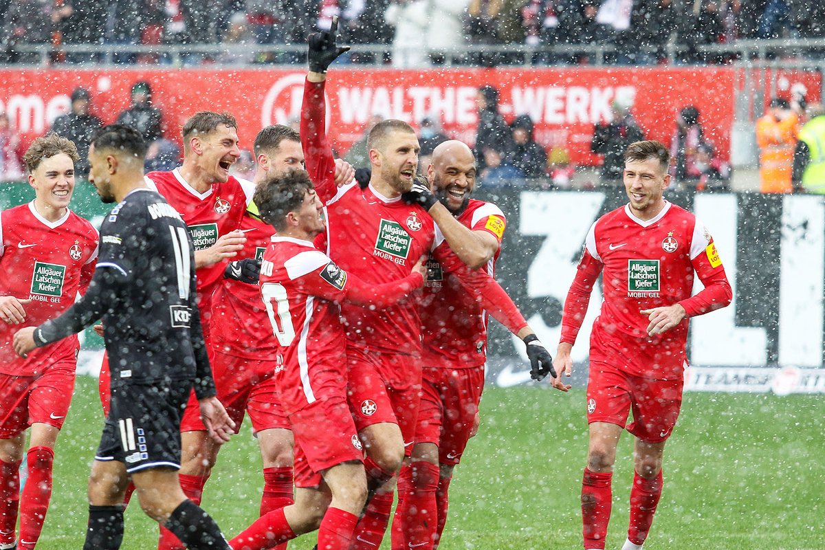 derbetzebrennt's tweet photo. Die Spieltagsbilder sind online! 📸 35 Fotos vom Heimsieg des #FCK gegen den #MSV findet Ihr unter: https://t.co/Bf5pMOUjkK // #Betze #FCKMSV https://t.co/ScJXOs2jVv