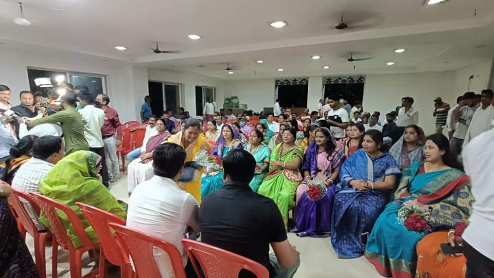 SwarupDas_Bls's tweet photo. ଆଜି ବାଲେଶ୍ୱର ବିଜୁ ଜନତା ଦଳ ଜିଲ୍ଲା କାର୍ଯ୍ୟାଳୟରେ ଅନୁଷ୍ଠିତ ସଭାରେ ବାଲେଶ୍ୱର ମ୍ୟୁନିସିପାଲଟିର ବିଜୁ ଜନତା ଦଳର ସମସ୍ତ କାଉନସିଲର ଏବଂ ଚେୟାରମ୍ୟାନଙ୍କୁ ସମ୍ବର୍ଦ୍ଧନା ପ୍ରଦାନ କରାଗଲା l https://t.co/wn7edhpVl6