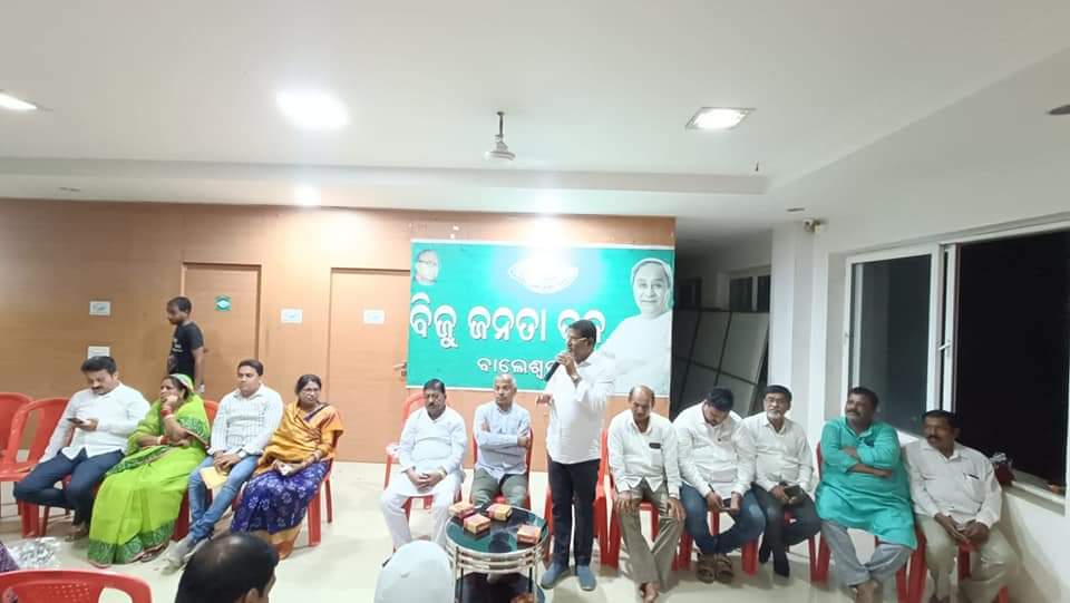 SwarupDas_Bls's tweet photo. ଆଜି ବାଲେଶ୍ୱର ବିଜୁ ଜନତା ଦଳ ଜିଲ୍ଲା କାର୍ଯ୍ୟାଳୟରେ ଅନୁଷ୍ଠିତ ସଭାରେ ବାଲେଶ୍ୱର ମ୍ୟୁନିସିପାଲଟିର ବିଜୁ ଜନତା ଦଳର ସମସ୍ତ କାଉନସିଲର ଏବଂ ଚେୟାରମ୍ୟାନଙ୍କୁ ସମ୍ବର୍ଦ୍ଧନା ପ୍ରଦାନ କରାଗଲା l https://t.co/wn7edhpVl6