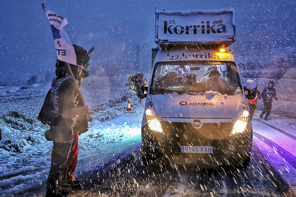 Ekinklik's tweet photo. [ARGAZKIAK] #HitzEkin #Korrika-k, elurpean, Iruñerria zeharkatu du euskararen alde. https://t.co/uE10AKuMFT #Korrika22 https://t.co/5bPAKQx6aj