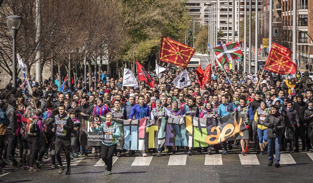 Ekinklik's tweet photo. [ARGAZKIAK] #HitzEkin #Korrika-k, elurpean, Iruñerria zeharkatu du euskararen alde. https://t.co/uE10AKuMFT #Korrika22 https://t.co/5bPAKQx6aj