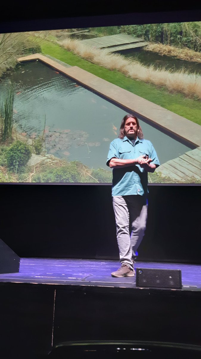 Conociendo el jardín de Iñigo Segurola, ¡incluido Xabi el pavo real! 😹
#SerifalarisX 
#paisajismo