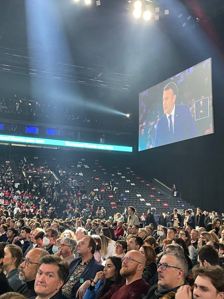 ZemmourEric's tweet photo. Foule de Français, droite joyeuse et force des convictions au #ZemmourTrocadero.
Sièges vides, cœurs tristes et idées  transparentes à la #MacronArena. 

#JeVoteZemmour https://t.co/xya6Xjxvym