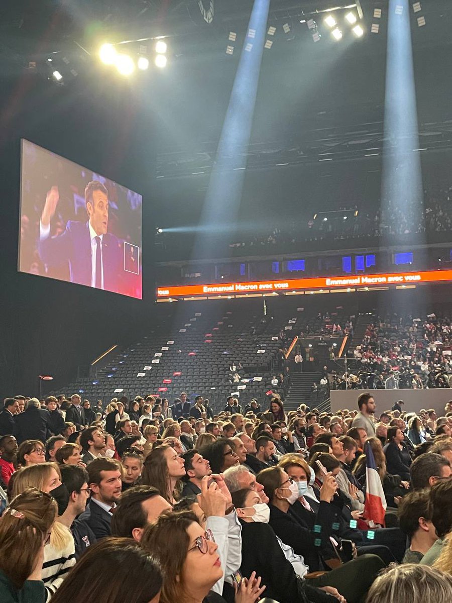 ZemmourEric's tweet photo. Foule de Français, droite joyeuse et force des convictions au #ZemmourTrocadero.
Sièges vides, cœurs tristes et idées  transparentes à la #MacronArena. 

#JeVoteZemmour https://t.co/xya6Xjxvym
