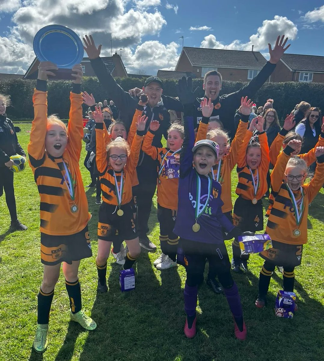 TheRealSloop's tweet image. Can't put into words how proud I am of this lot! What a game and what an experience.. To share it with my daughter is something special. These girls are amazing ❤️.. Up the Jets #UTJ #KingswoodJets #GirlsFootball #PlateChampions 🏆🏅#Superstars @KingswoodParksP @MissMablesonKWP