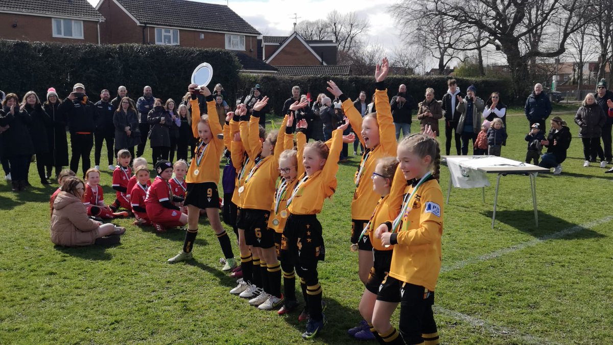 TheRealSloop's tweet image. Can't put into words how proud I am of this lot! What a game and what an experience.. To share it with my daughter is something special. These girls are amazing ❤️.. Up the Jets #UTJ #KingswoodJets #GirlsFootball #PlateChampions 🏆🏅#Superstars @KingswoodParksP @MissMablesonKWP