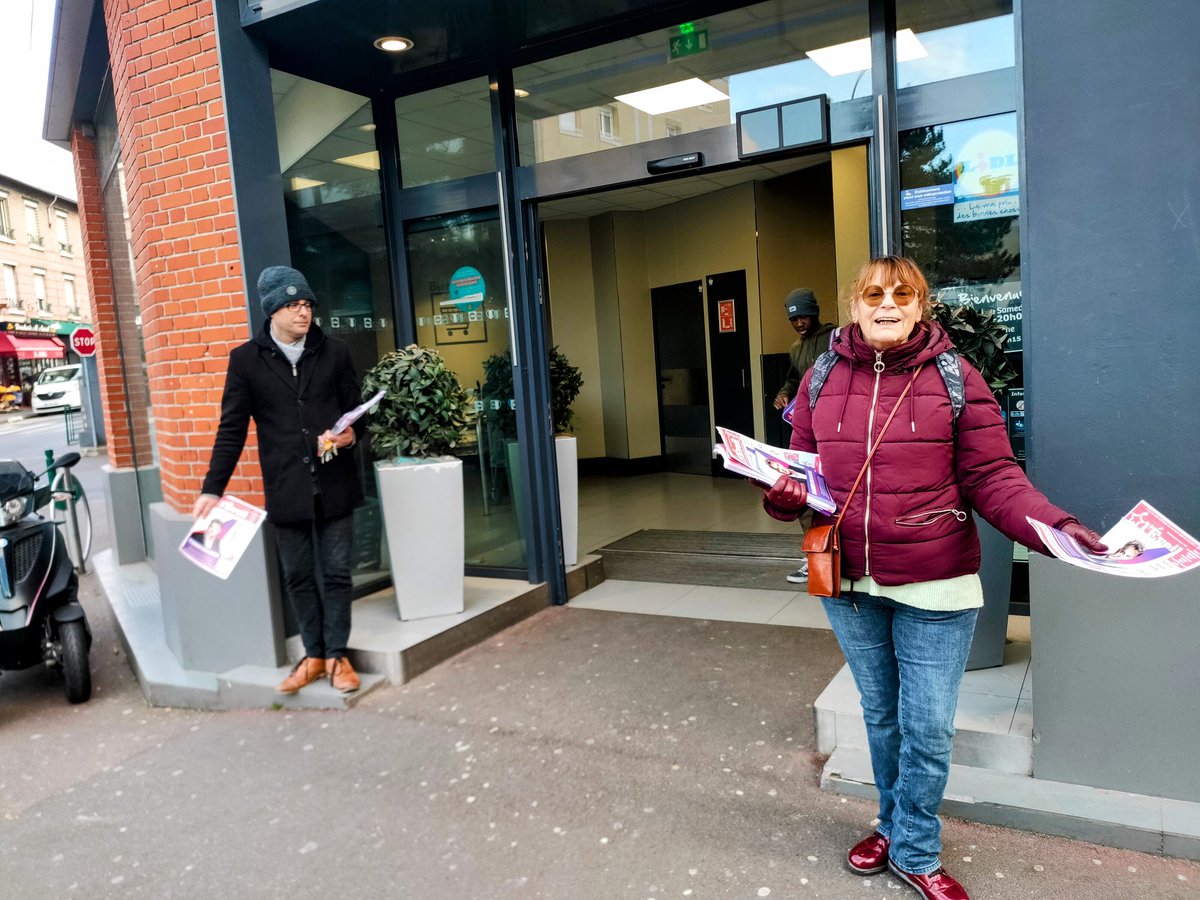 pcfsuresnes's tweet photo. Distribution au Lidl de Suresnes ce soir. https://t.co/OOXarTAZql