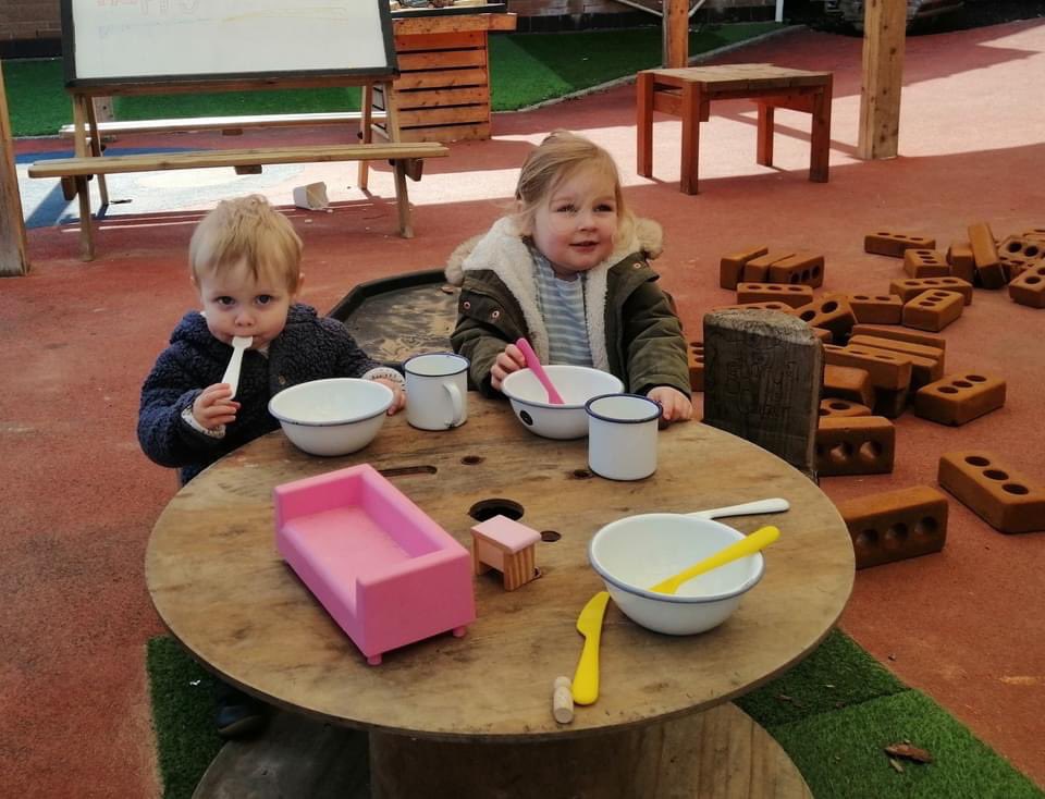 OasisNewOak1's tweet photo. What a fantastic turnout for our toddler fun event this morning.
Activities included a puppet show, arts and crafts and an Easter egg hunt to name a few 😊
We met some lovely new families and great fun was had by all 😊
#newoakmakesadifference
#madeinnewoak
#funmorning https://t.co/cOewsa5bFr
