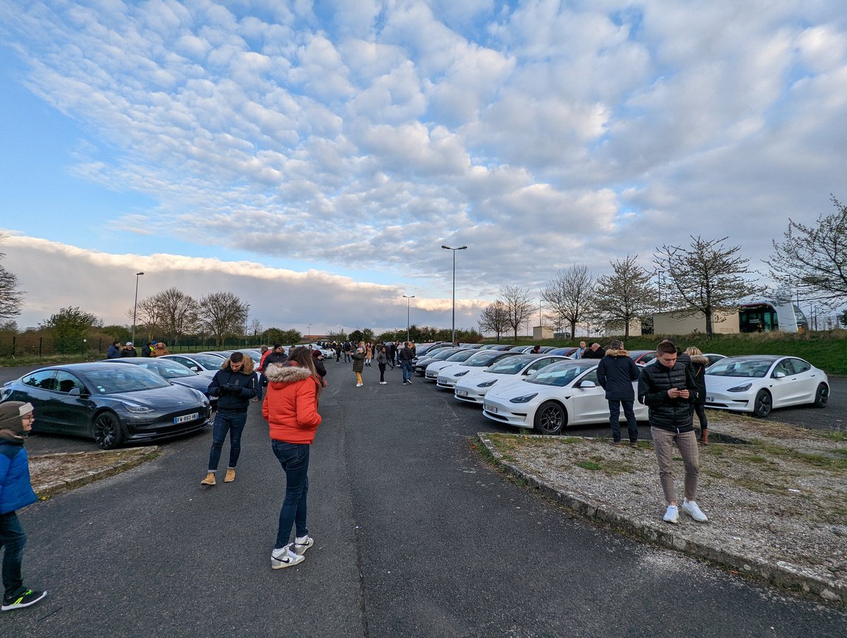 Tchettane's tweet image. 67 Tesla, prêtes pour un Lightshow de folie ! #Gigatelier