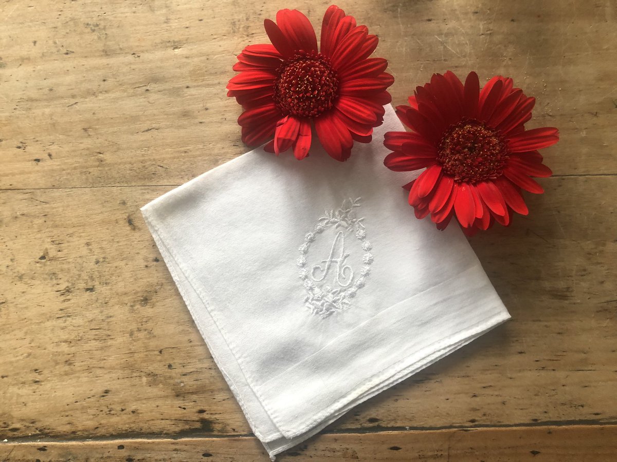 Tacitussi's tweet photo. #monogramm meiner Oma #anna in einem Taschentuch von ihr. Macht mich melancholisch …

Du bist von hinten wie von vorne Anna

#palindrome 
#wiediezeitvergeht 
#alwaysremembered https://t.co/DfctmcfqOH