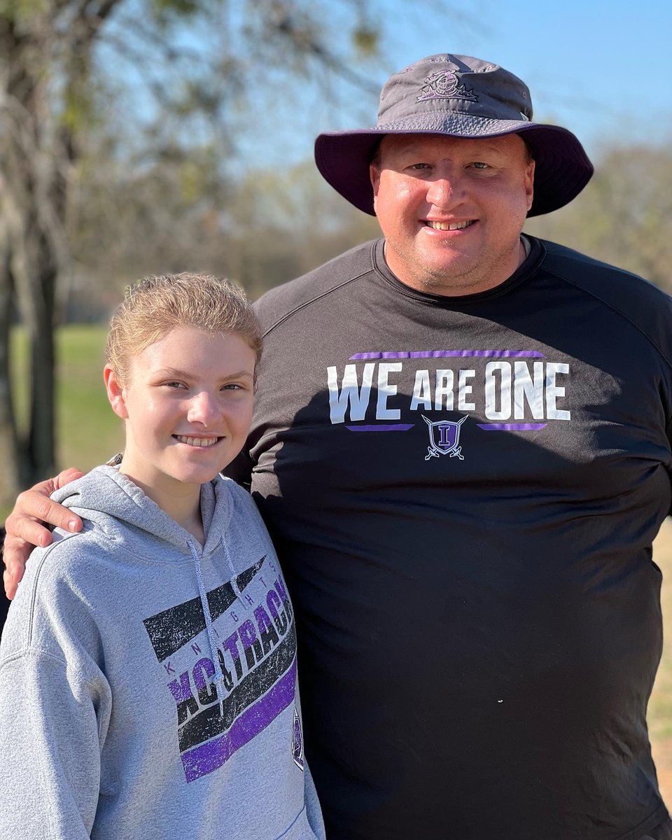 andibab's tweet image. Dani PR’d in discus during her last meet of the season! 💜⚔️🖤 Super proud of her hard work this season. Special thanks to the coaches and mentors that guided her first season! @YeatmanCoach @klokey52 @AlaunaRich22 @ihsknightstrack