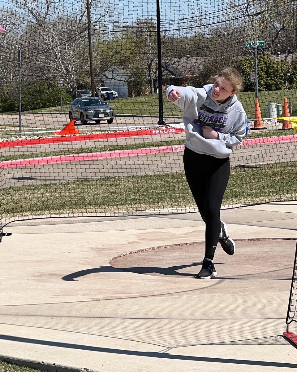 andibab's tweet image. Dani PR’d in discus during her last meet of the season! 💜⚔️🖤 Super proud of her hard work this season. Special thanks to the coaches and mentors that guided her first season! @YeatmanCoach @klokey52 @AlaunaRich22 @ihsknightstrack