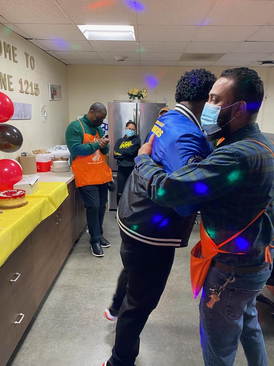 yamilka_salazar's tweet photo. Bitter sweet moment....Guess who was promoted to Night ops ASM? Our NRM Orlando.....We are soooo proud of you! #1215 #Itisnevergoodbye @BittanTb @ThomasPetula @DAgostiono @8d622021c6844f9 @M_Cudjoe7 https://t.co/SuH2FpgqPd