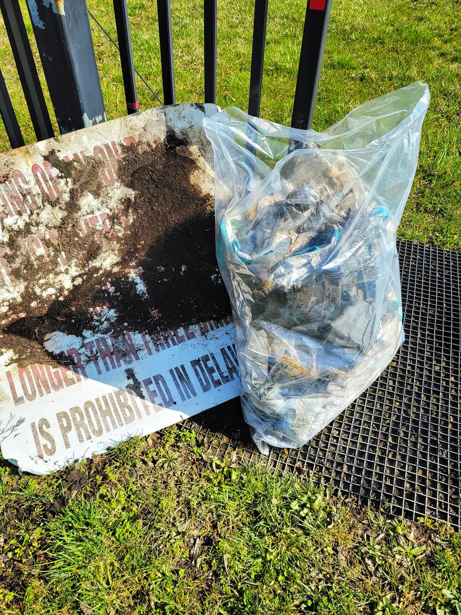 gvickygg's tweet photo. Spent the morning with @CRWCleanup picking up litter at Fox Point State Park. 2 1/2 large bags, but nothing unusual, lol. Since it was my 1st time here, went for a walk around the park. #christinarivercleanup #destateparks https://t.co/vpa3fREtvX