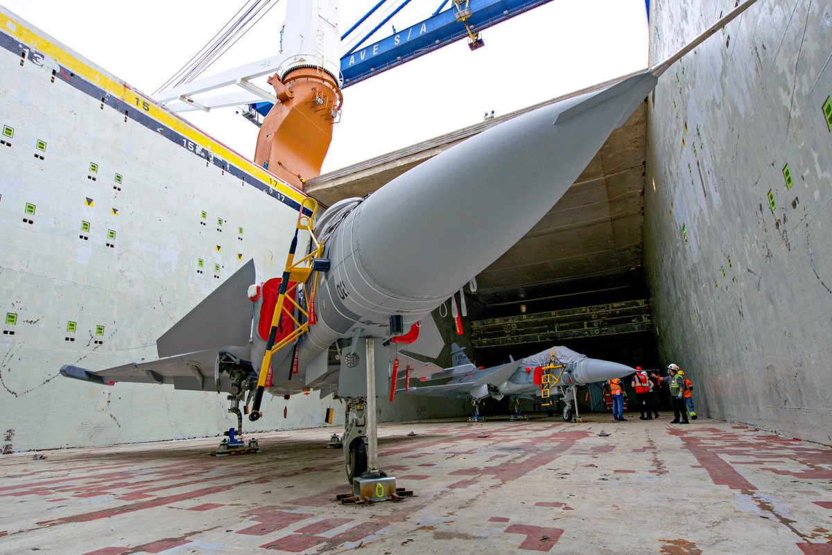 saabdobrasil's tweet photo. Eles chegaram! Os primeiros #Gripen E de produção em série da @fab_oficial desembarcaram no Brasil. 🇸🇪 ✈ 🇧🇷  #GripenBrasileiro #FAB https://t.co/7Ik3PEvWYm