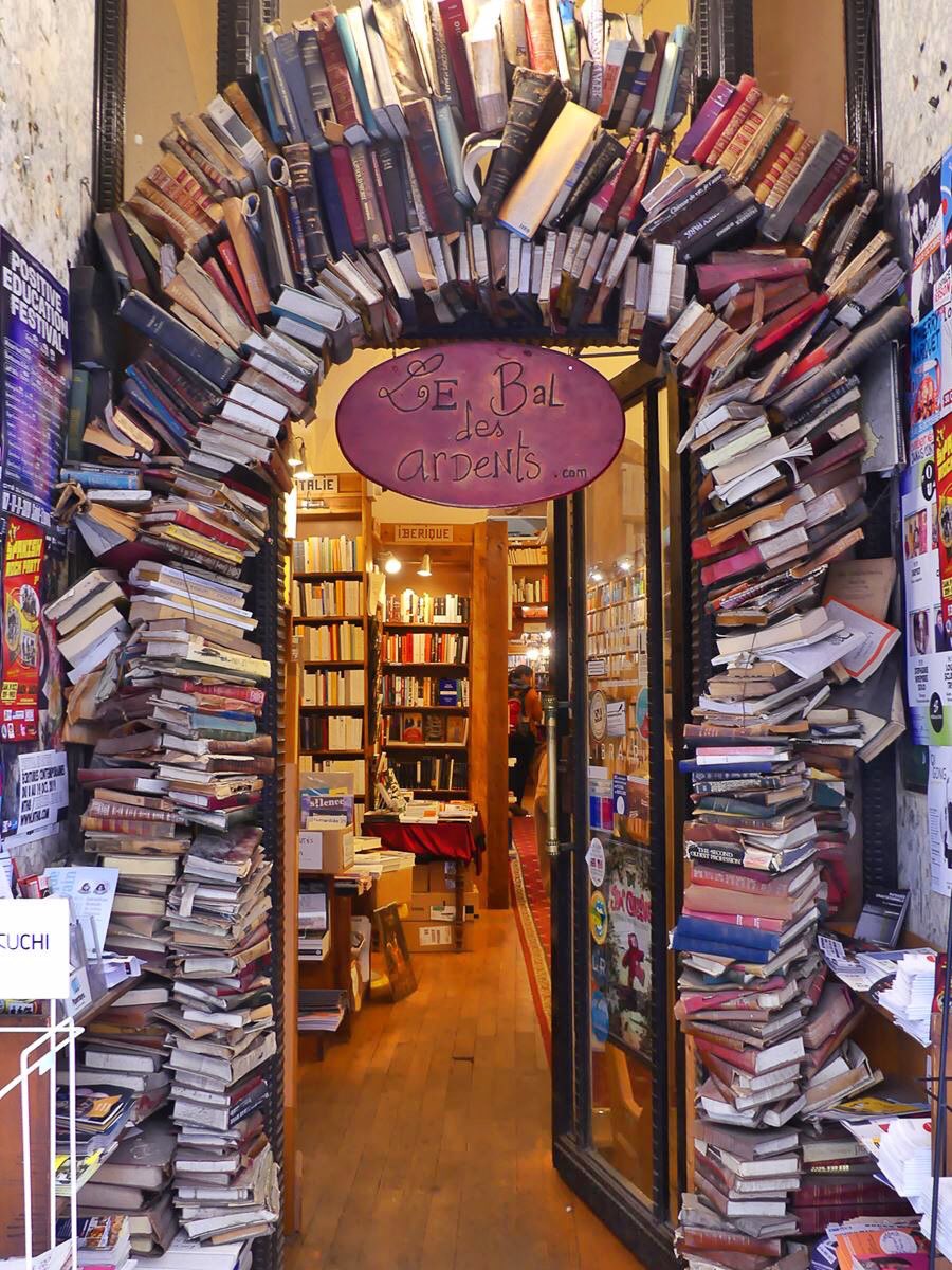 Les plus grandes victoires sont celles de l'esprit.
---
Arc de triomphe littéraire,
réalisé à la librairie Le Bal des ardents, Lyon.
HT @C_Litteraire
.#art #littérature