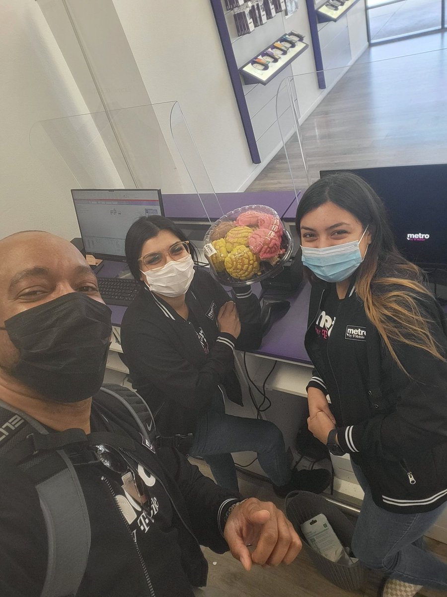 Saturday Bribes in the San Jose North.  Oops, I mean Saturday VIBES! 😋😁 #StoryROW #dietkillers  #WEAreNW <a href="/KharenG2/">Kharen G</a> <a href="/JamesLeeWW/">James Lee</a>