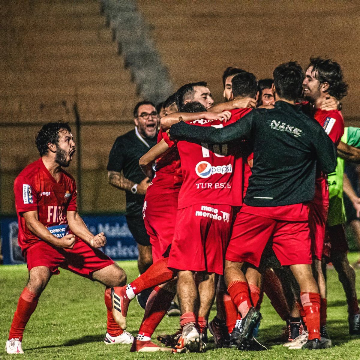 santicahe's tweet photo. Día grande en la historia del fútbol del Este: Treinta y Tres y Lavalleja abren la final en el Olimar.

La Roja no define el torneo hace 36 años y no lo gana desde 1979; la Tricolor no campeona hace 13 años.

El clima es tremendo.

Está @ladiaria [@garrauy].

#CopaOFI #EstarAhí https://t.co/JcnnqgkJ0g