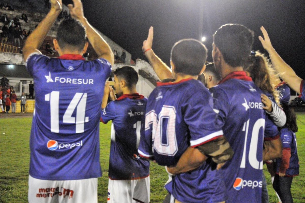 santicahe's tweet photo. Día grande en la historia del fútbol del Este: Treinta y Tres y Lavalleja abren la final en el Olimar.

La Roja no define el torneo hace 36 años y no lo gana desde 1979; la Tricolor no campeona hace 13 años.

El clima es tremendo.

Está @ladiaria [@garrauy].

#CopaOFI #EstarAhí https://t.co/JcnnqgkJ0g