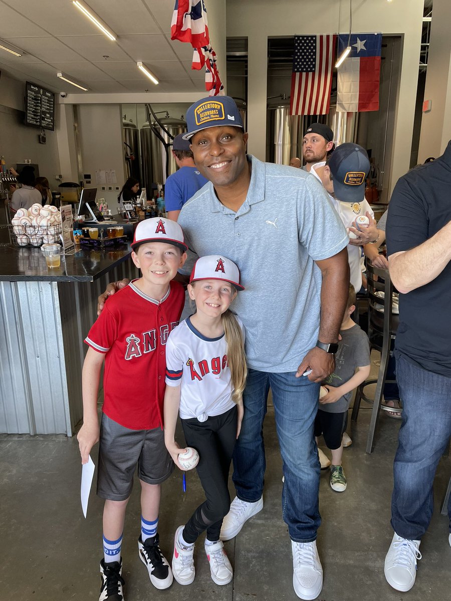 KnoxDanger's tweet photo. Today I got to meet @toriihunter48, get some advice at the plate and some autographs. He was so nice! @rollertown @Angels https://t.co/k9sNjZX2Oj
