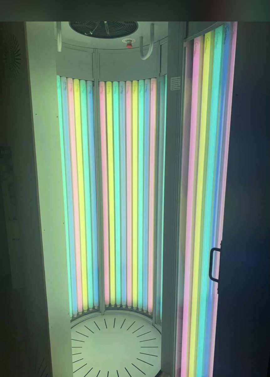 draMorenoSuarez's tweet photo. No podemos permitir que se siga haciendo publicidad engañosa ni que se utilicen este tipo de dispositivos de “bronceado”en centros de estética.Confunden al público que desconoce el potencial efecto cancerígeno para su piel.
@AEDVAndalucia @aedv_es @pielsana_aedv 
#cancerdepiel https://t.co/hoz7iU0XrP