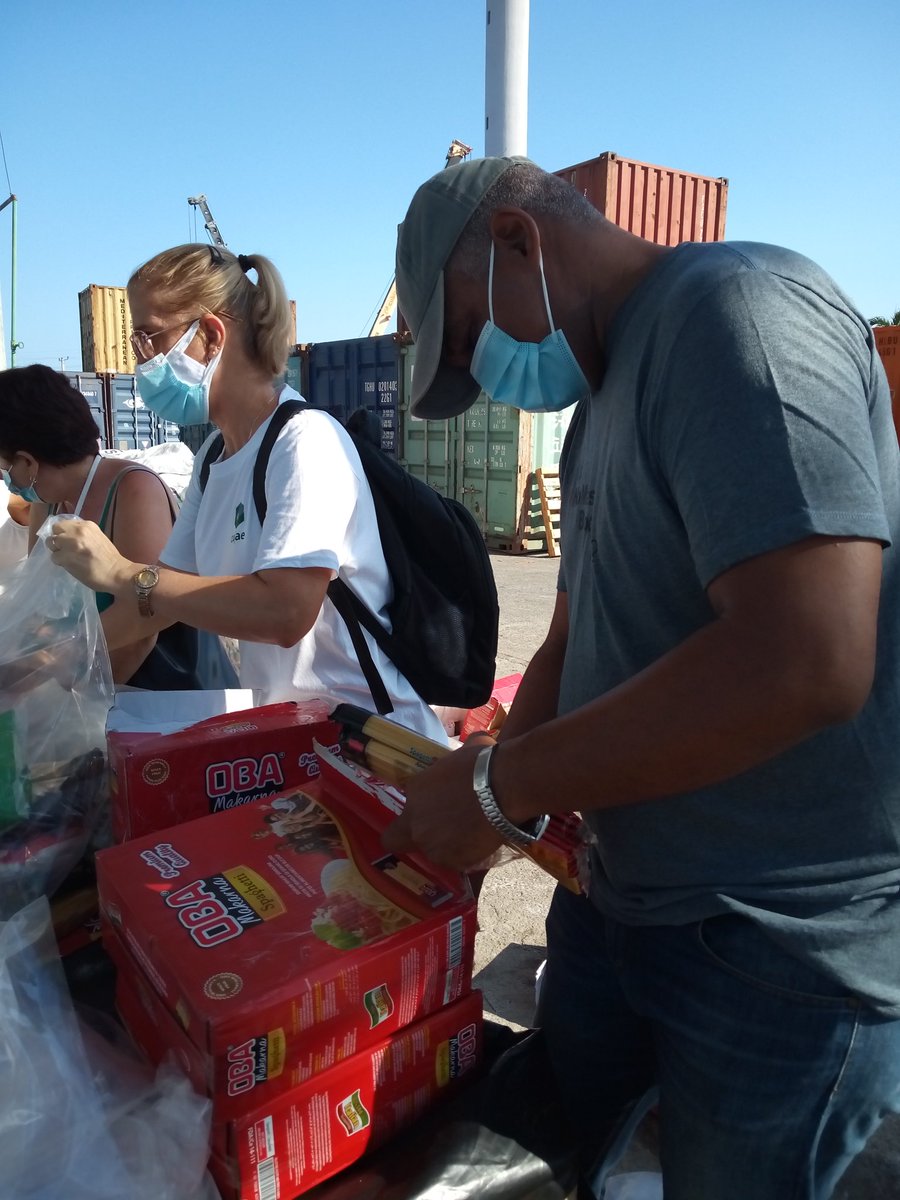 Los trabajadores de la #CUJAE realizaron hoy un trabajo voluntario confeccionando los módulos con las donaciones de países amigos que se están entregando a las familias 🇨🇺 en las bodegas.
<a href="/CujaeRedSocial/">Universidad Tecnológica de La Habana</a> <a href="/DiazCanelB/">Miguel Díaz-Canel Bermúdez</a> <a href="/centrofidel/">Centro Fidel Castro Ruz</a> <a href="/DanhizDP/">Danhiz Díaz Pereira</a> <a href="/AnaisaHernndez1/">Anaisa Hernández González</a> <a href="/OdalysAlvarezR1/">Odalys Alvarez Rodriguez</a>