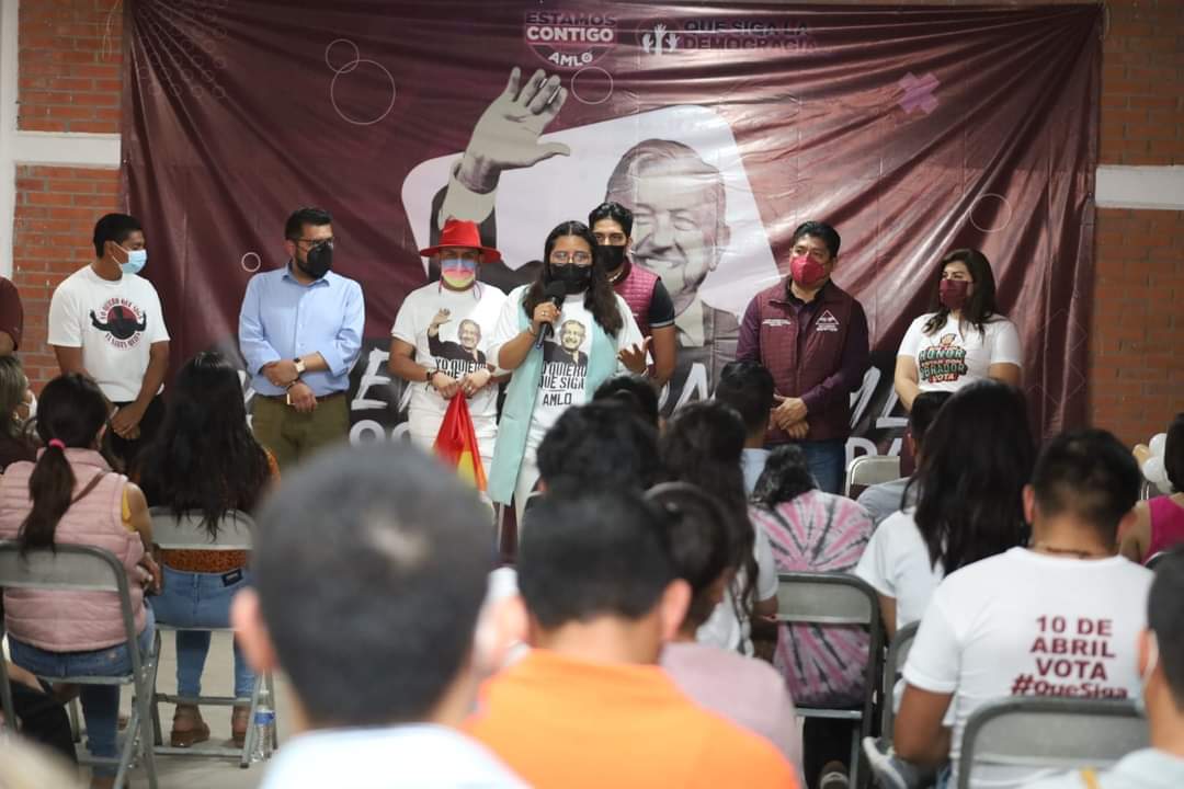 EContigoAMLO's tweet photo. La voz de los jóvenes también se escucha fuerte, donde a un solo grito, decimos #QueSigaAMLO. 
En nuestra reunión informativa tuvimos como invitados a la diputada @xelariannah, a Ángel Soto, Juan Carlos Rodríguez Victoria, y a integrantes de #EstamosContigoJuventudes. https://t.co/apxAfxNapW