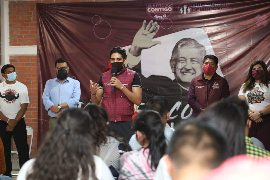 EContigoAMLO's tweet photo. La voz de los jóvenes también se escucha fuerte, donde a un solo grito, decimos #QueSigaAMLO. 
En nuestra reunión informativa tuvimos como invitados a la diputada @xelariannah, a Ángel Soto, Juan Carlos Rodríguez Victoria, y a integrantes de #EstamosContigoJuventudes. https://t.co/apxAfxNapW
