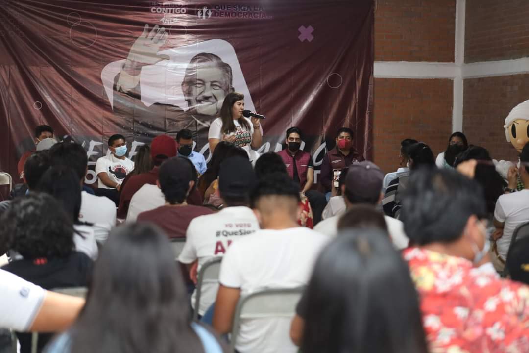 EContigoAMLO's tweet photo. Conjuntando nuestros esfuerzos, lograremos "Que Siga el Presidente de la República". 
La fuerza de las juventudes, se ve y se siente. 
@xelariannah
#EstamosContigoAMLO https://t.co/zbAB3gKnHL