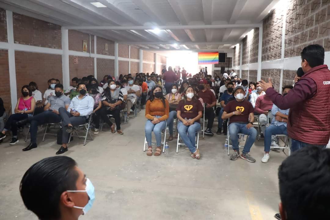 EContigoAMLO's tweet photo. Conjuntando nuestros esfuerzos, lograremos "Que Siga el Presidente de la República". 
La fuerza de las juventudes, se ve y se siente. 
@xelariannah
#EstamosContigoAMLO https://t.co/zbAB3gKnHL