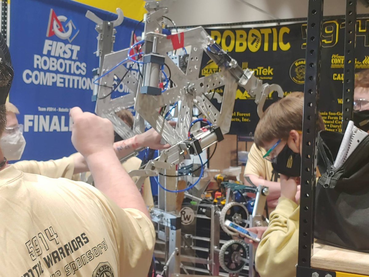 Team 5914 won the Creativity Award here at the Seven Rivers Regional because of our unique hexagonal climber. Thank you judges! #omgrobots