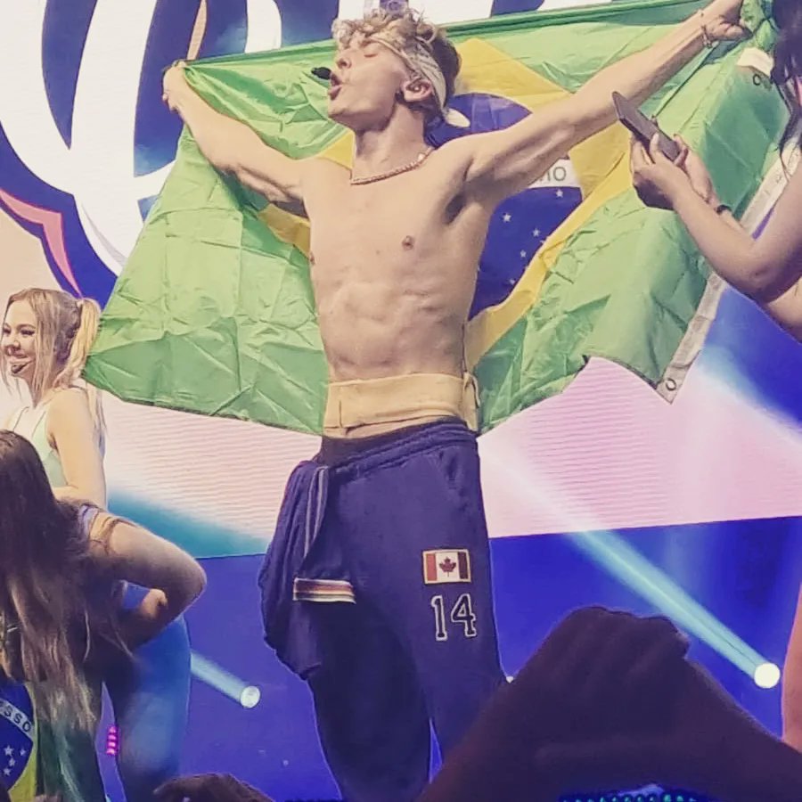 #MemoriesWithJosh — dt. <a href="/joshbeauchamp/">Josh</a> 

- I have so much to tell you that it doesn't fit in a tweet, but the most important thing I would say is that I love you and the day I saw you on stage and saw you up close was the best of my life 🤍 you are my star... or my whole sky