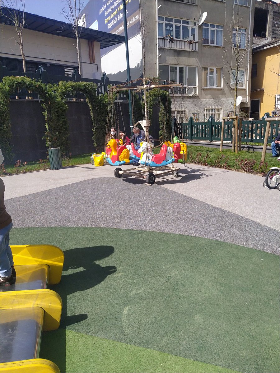 okan_bjk's tweet photo. Diğer bir konuda parkta bulunan ücret karşılığında salıncak oyuncağı olması.. https://t.co/TkH4dNAGt6
