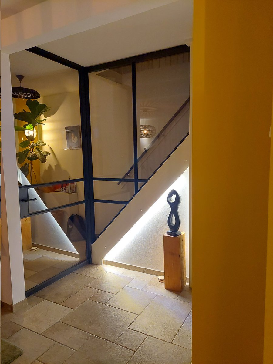 LauraJongSmit's tweet photo. @GewoonGers Dit maakt ons 'rijtjeshuis' gewoon gers! #HomeSweetHome #athome #glass #door #glas #deur #stairs https://t.co/6x4gUCOVqT