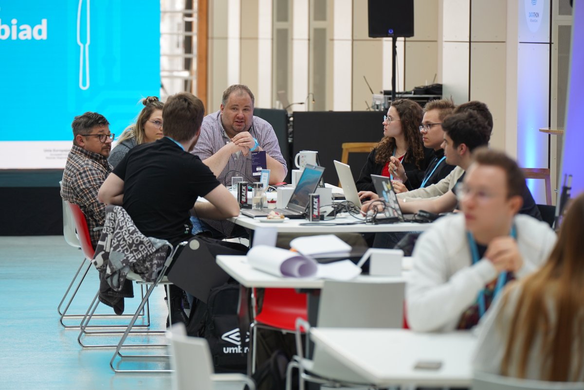 hackathongovpl's tweet photo. Mentorzy w akcji. 

#datathon #hackathongov #OtwarteDane #danegovpl #mentor @MC_GOV_PL #hackathon https://t.co/H5mmvdxWdv