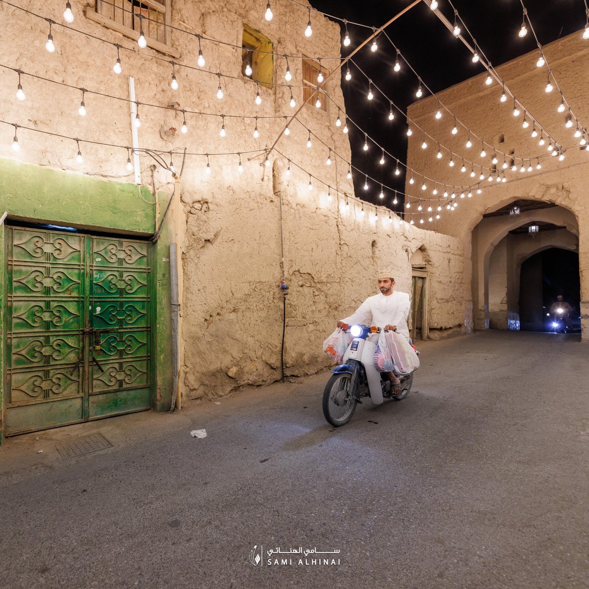 sami_alhinai's tweet photo. أجواء رَمضّانية و روحانيّة في حارة العَقر بنزوى. 
وجانب من احتِضان المساجد لـ مصليِها بعد عامين من الإنقطاع ، لتكتَمل أخيراً فرحة رمضَان 🕌 

كل عام وأنتم بخير ، ورمضان كريم 🌙 https://t.co/8cPJfS0CCC
