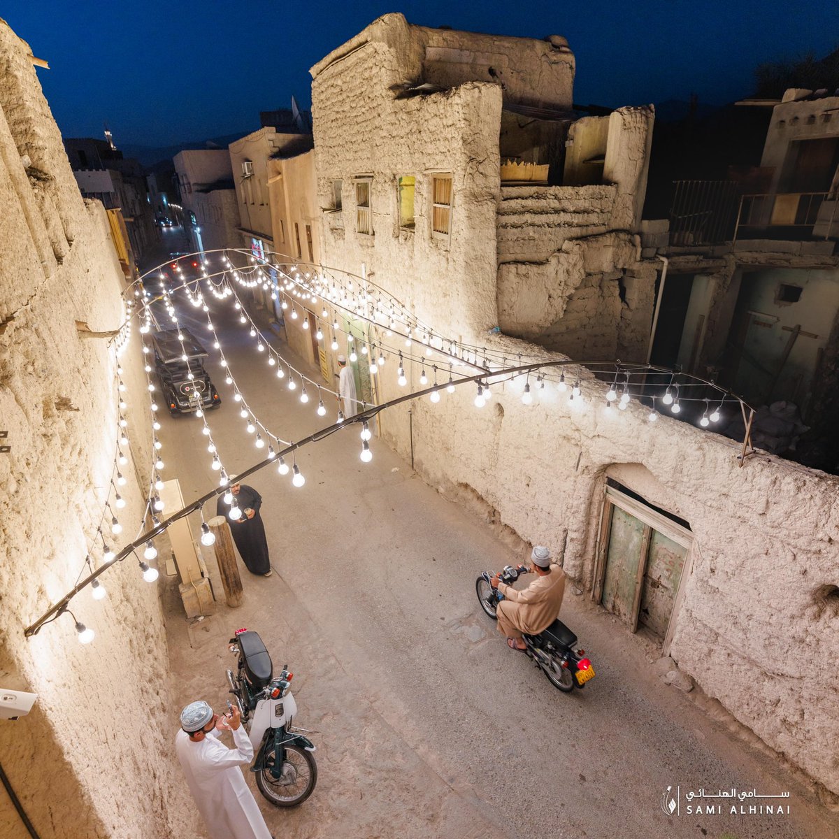 sami_alhinai's tweet photo. أجواء رَمضّانية و روحانيّة في حارة العَقر بنزوى. 
وجانب من احتِضان المساجد لـ مصليِها بعد عامين من الإنقطاع ، لتكتَمل أخيراً فرحة رمضَان 🕌 

كل عام وأنتم بخير ، ورمضان كريم 🌙 https://t.co/8cPJfS0CCC