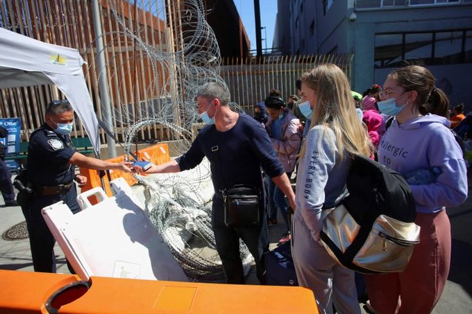 Here are 3 different photos, all of them showing asylum seekers attempting to enter the U.S. at the Mexican<a href="/tag/border"class="tags"><span>#border</span></a><a href="/tag/haitians"class="tags"><span>#haitians</span></a><a href="/tag/ukranians"class="tags"><span>#ukranians</span></a><a href="/tag/centralamericans"class="tags"><span>#centralamericans</span></a>