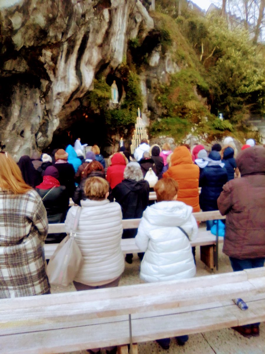 MachproE's tweet image. Ferveur italienne à la grotte de Lourdes tout à l'heure.
Que du bonheur ! La felicita...